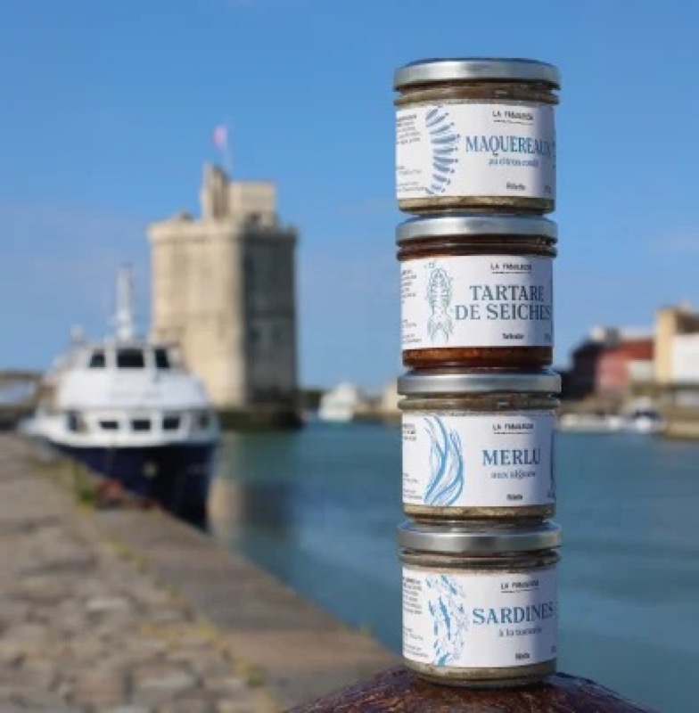 Pile de tartinables La Fabuleuse devant le port de La Rochelle